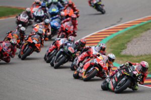 Aleix_Espargaró_leads_the_pack_2021_Sachsenring